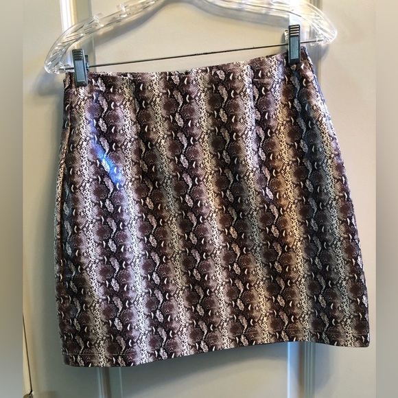 Gorgeous Pleather Snakeskin Skirt from entro Size Medium Vegan Friendly - Picture 2 of 8
